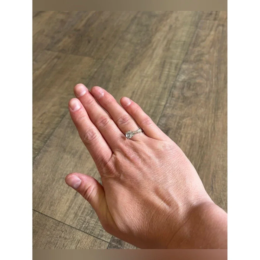 Fashion jewelry women’s size 10 metal and rhinestone twist solitaire ring